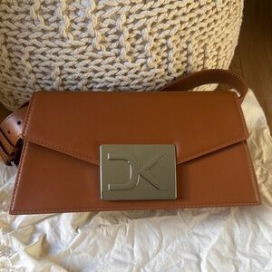 DK CITY BAG IN COGNAC
